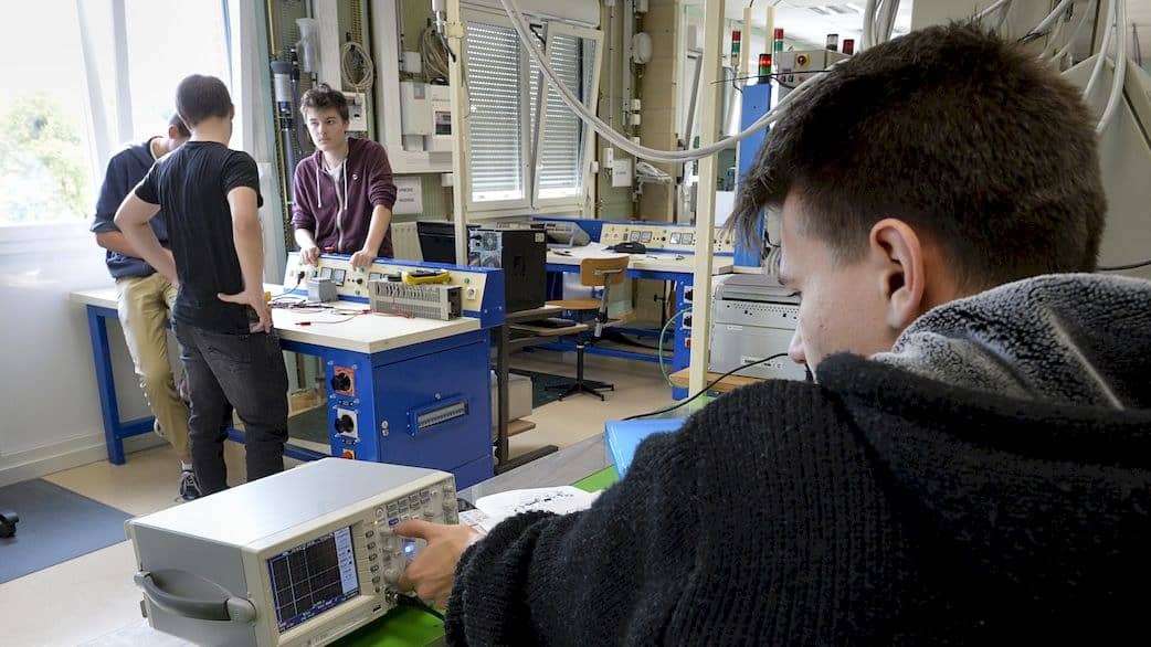 Lycée SaintFrançois d'Assise Collège Lycée MontignyleBretonneux